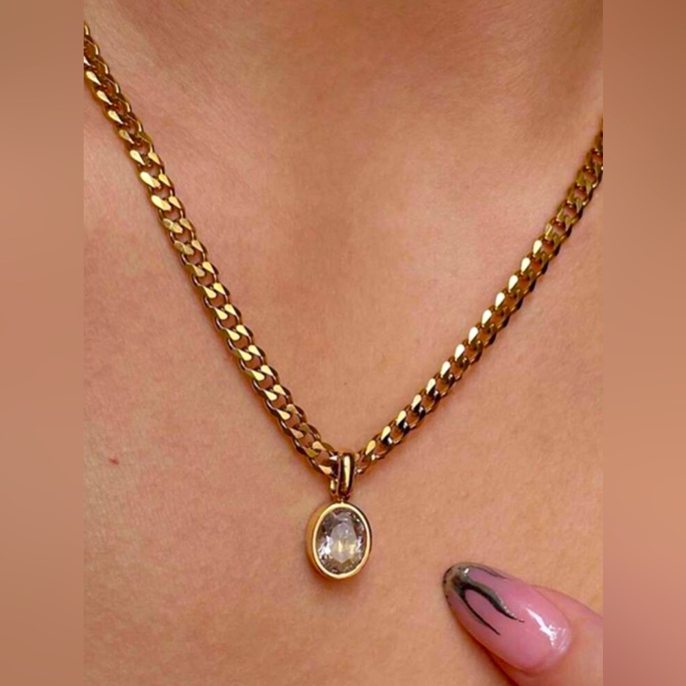 New Luxurious Gold Curb Link Necklace with Oval Pendant